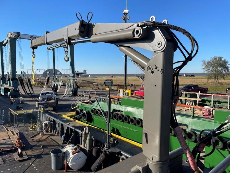 Close view of the crane knuckle and hydraulic rams