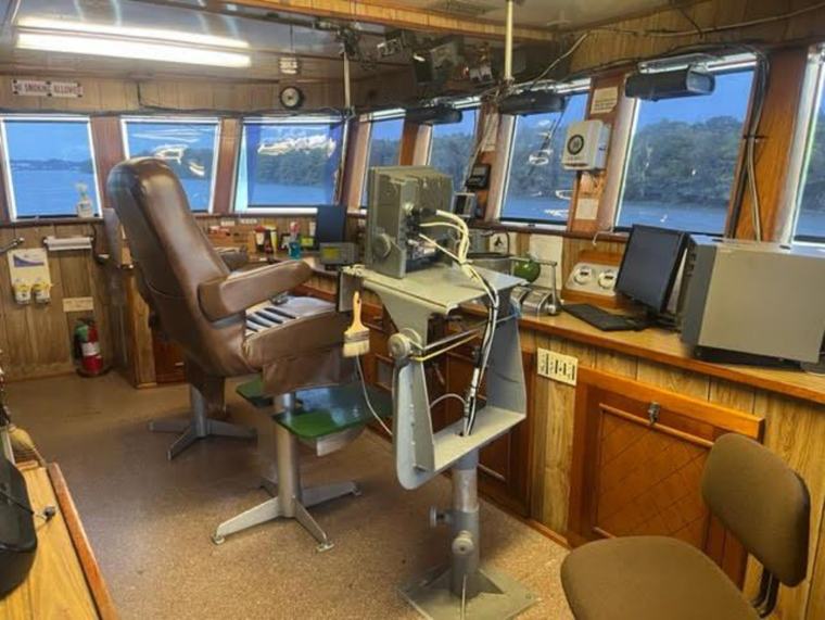 Helm station and pilot chairs in the Stryker wheelhouse